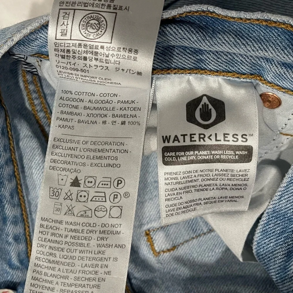 Levi’s Wedgie Lightwash Distressed Jeans Size 24 - Picture 6 of 9